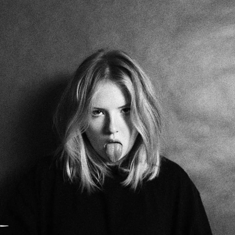 What are the characteristics of a strong goal in modern employee feedback